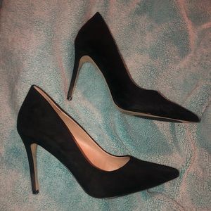 Black pumps
